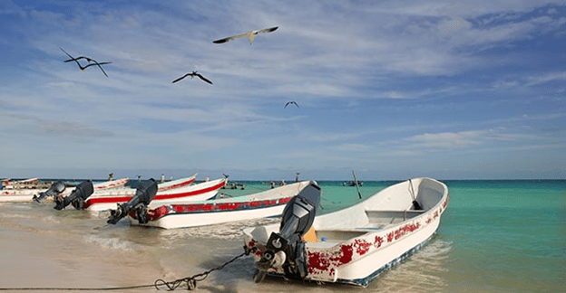 A group of boats sitting on top of the ocean.